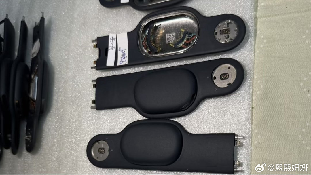 网传账号LusiRoy8曝光了一款尚未发布的全黑配色Apple Vision头显