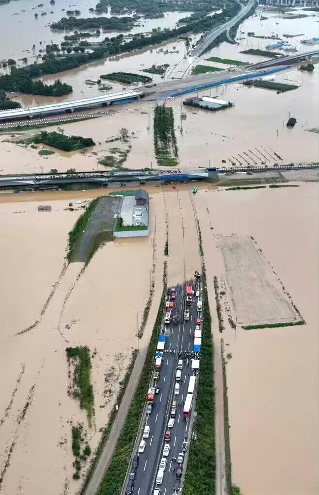 韩国清州市五松下穿隧道17辆车被淹，造成死亡14人和10人受伤，死者基本来自一辆