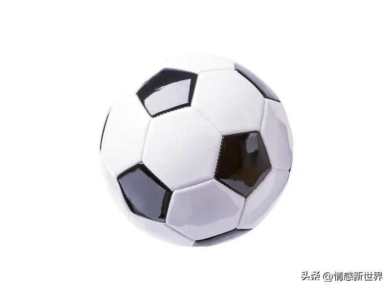 爱上足球的那个瞬间 我爱上足球，是在一场校园赛上。以前我觉得足球就是一群人抢球的