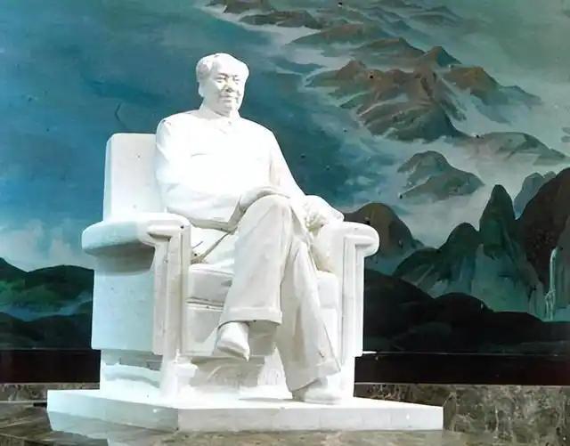 有人提议在全国范围内拆除毛主席塑像，是谁提议的，这话听着就让人心里一紧：到底是谁