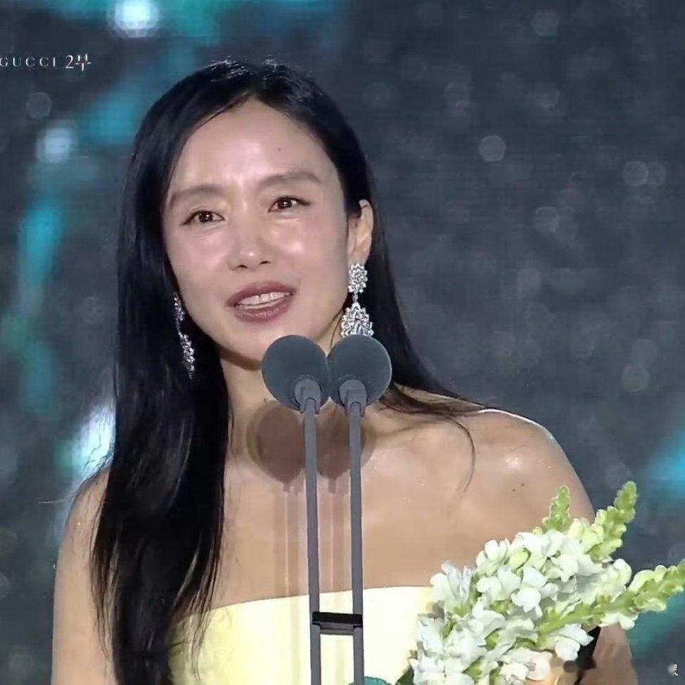 全度妍五封百想影后韩国现役顶级女演员，韩国首位且是唯一一位戛纳影后 姐姐实至名归