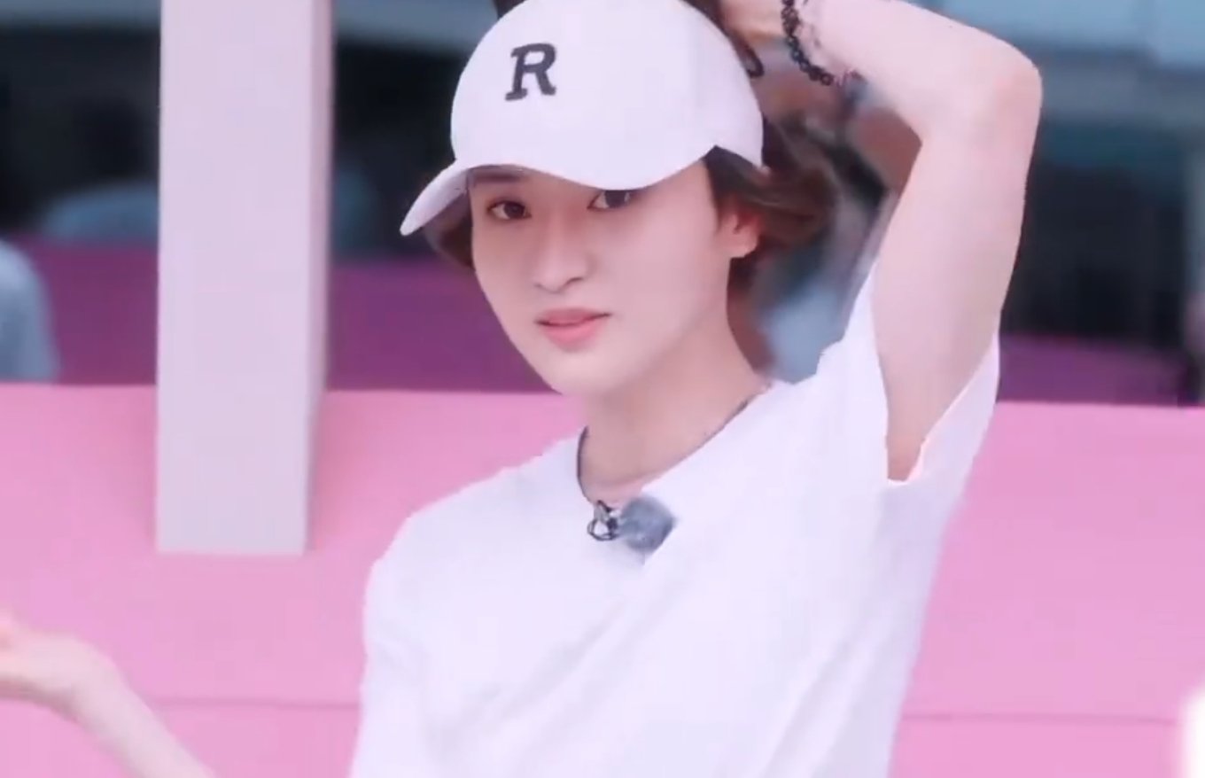 蒋一侨[超话]卡琳娜淋过雨所以给蒋一侨撑伞卡琳娜带姐姐们给蒋一侨加油那段，我全程