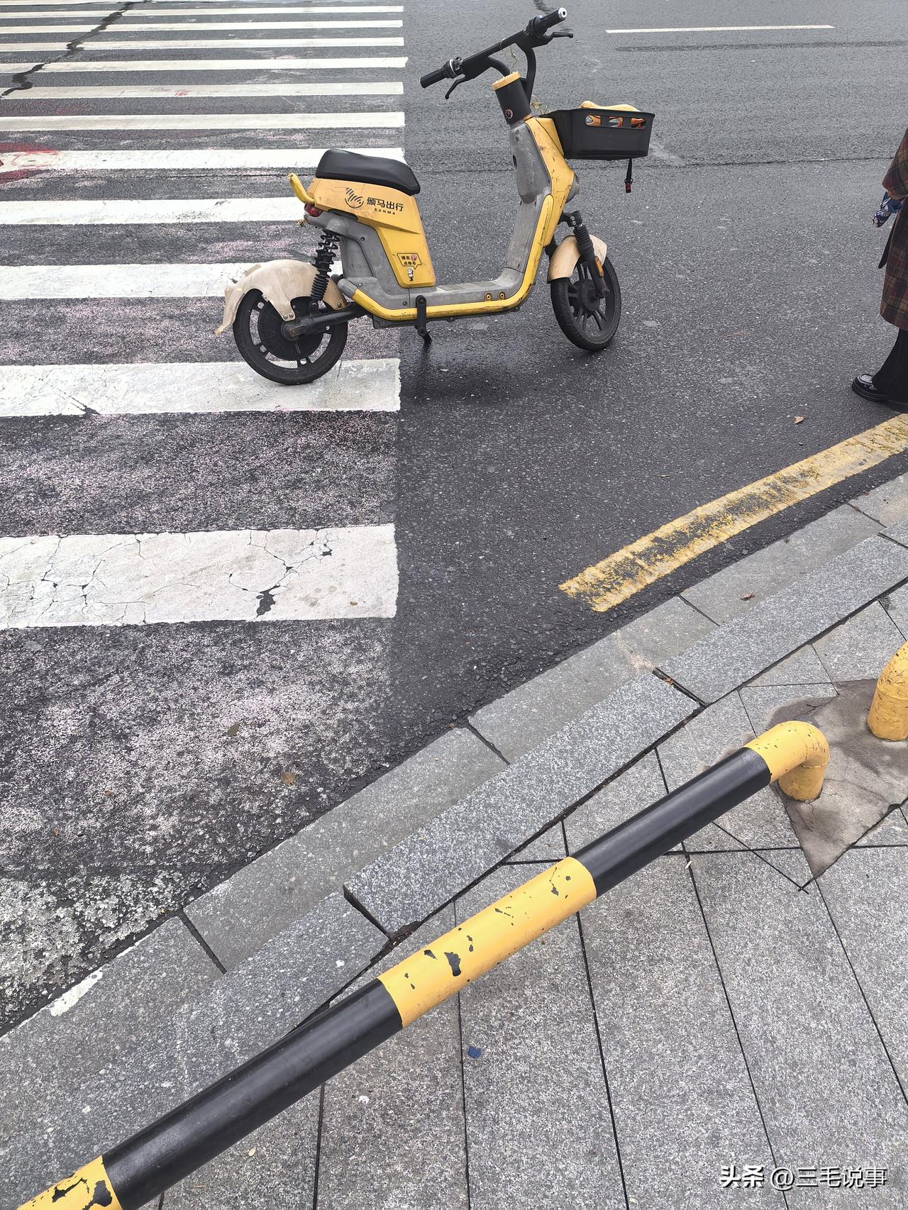 这也太没公德心了吧，这是哪个“”人才”这样放车的？放在马路上。

这要是造成了交