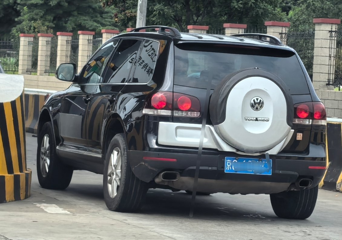 大众途锐 终于停产了，但路遇这种“小书包”精品车况的，还是忍不住多看两眼。这套备