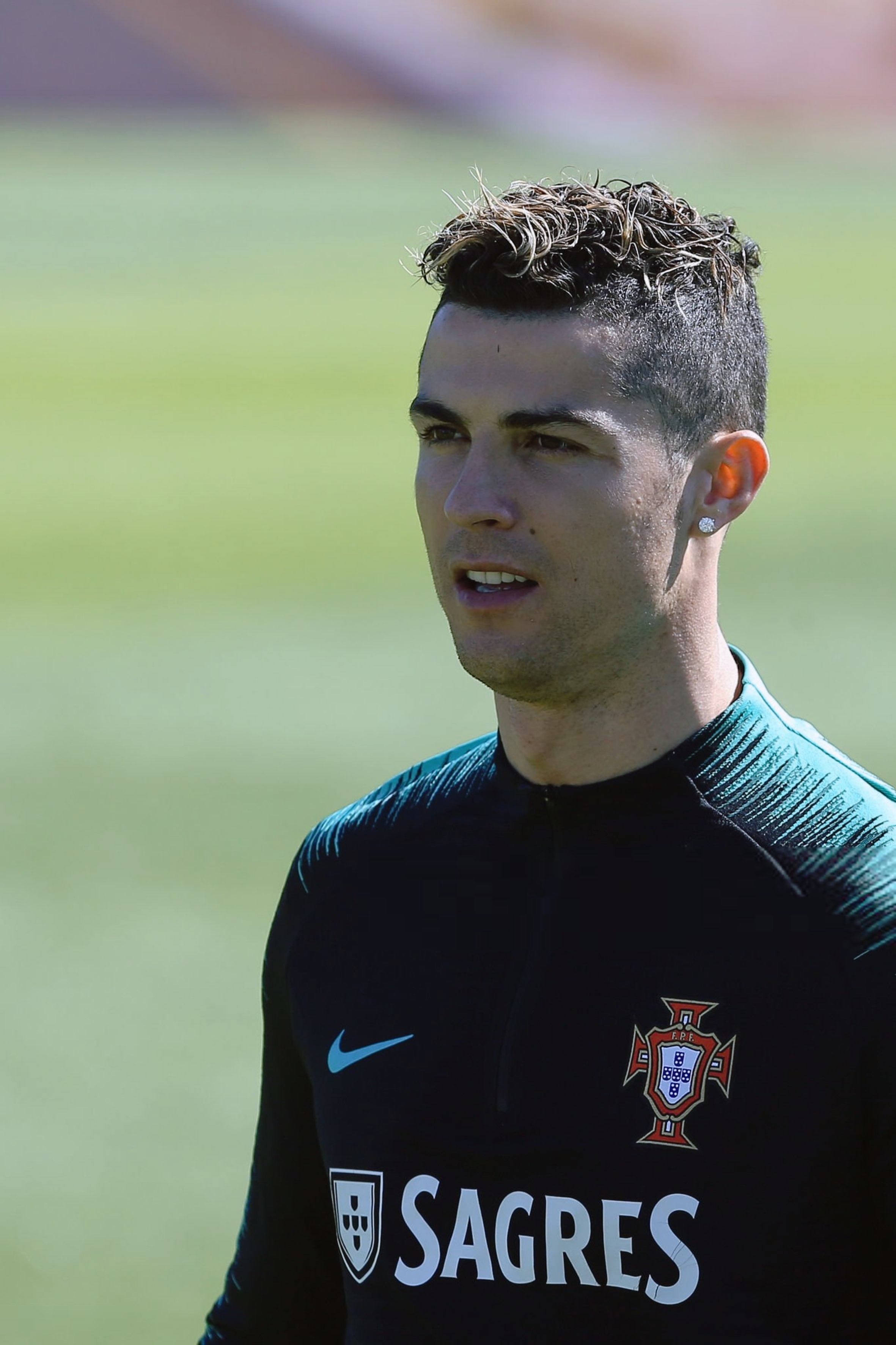 C罗c罗 渐变黑青配泡面头帅气美丽 