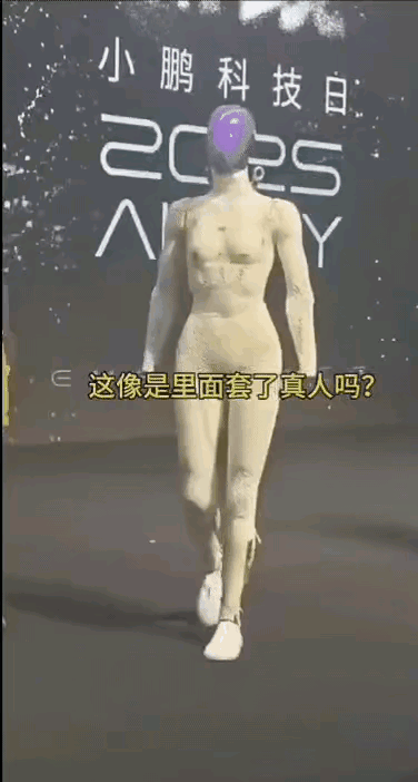 何小鹏于现场剪下向世人展现机器人内部精密的结构！
​
​
​有网友就评论说：
​