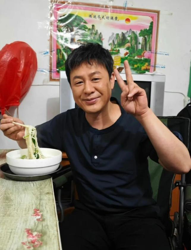 张颂文的婚姻现状给所有男人上了一课，那就是男人发达了，千万别急着换“糟糠之妻”。
