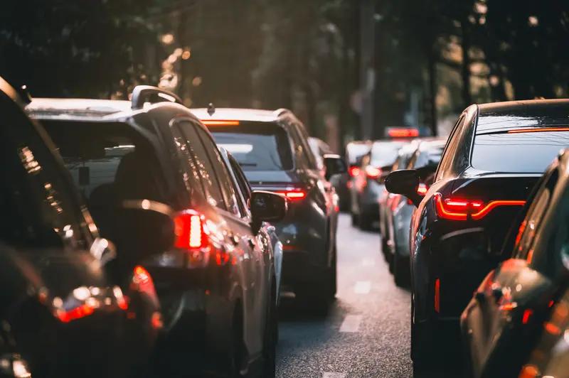 夜晚开车技巧，掌握了或许能保命。
我开车已有二十多年，在陌生之地，尽量避免夜晚驾