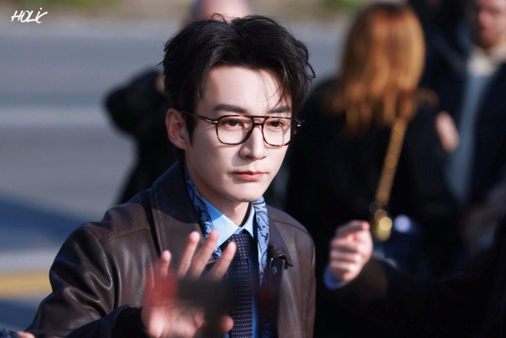 刘学义 以为内娱帅哥上新了 刘学义米兰这一身可以直接封神了！眼镜一戴，谁都不爱；