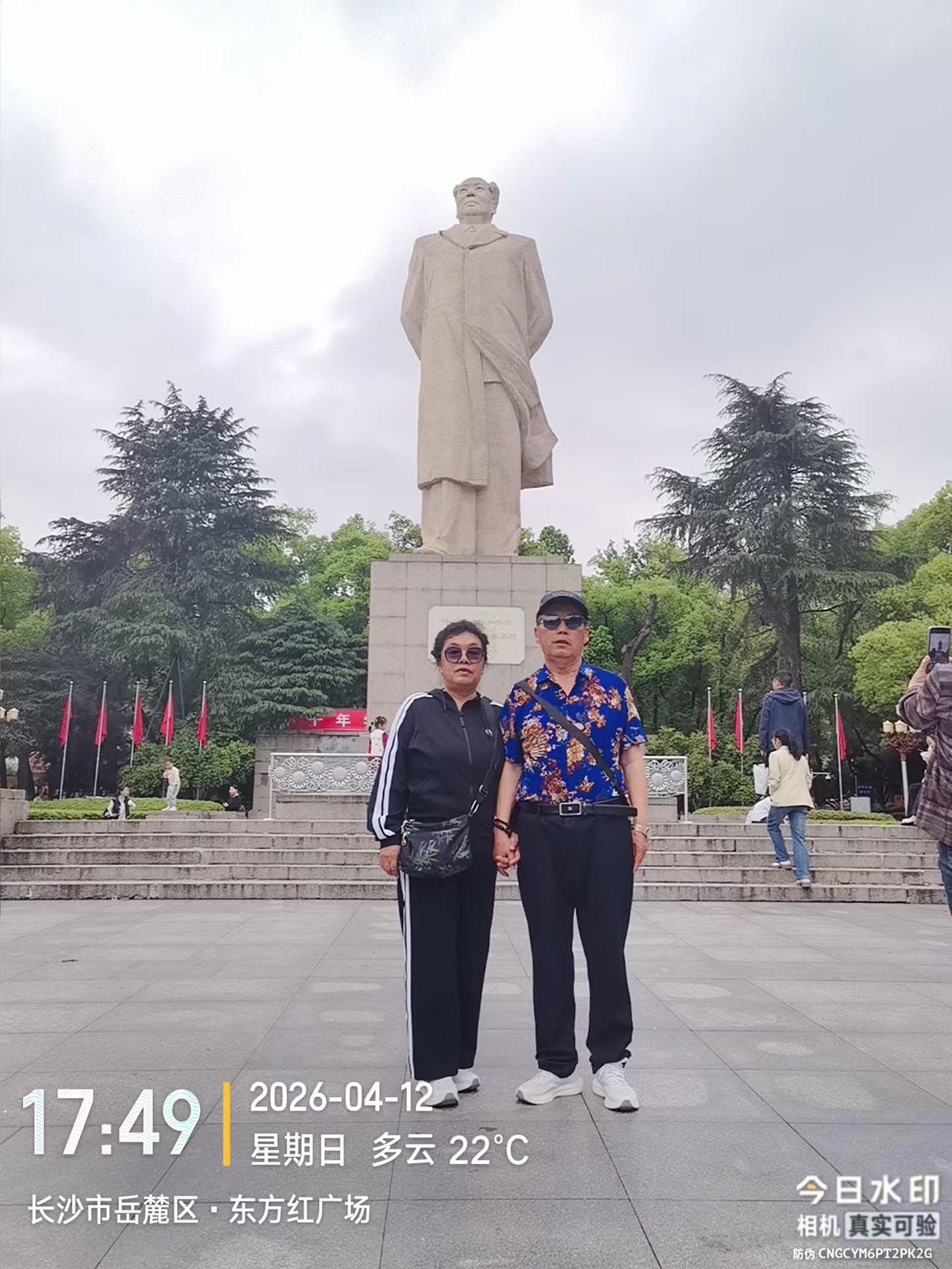 邻居大哥大嫂旅游留念