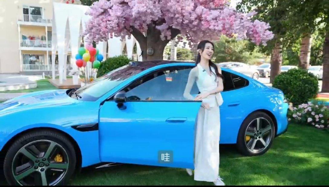 朱美吉落日之前是卡布里蓝 刚刷到朱美吉的自驾vlog，直接被画面里的氛围感给治愈