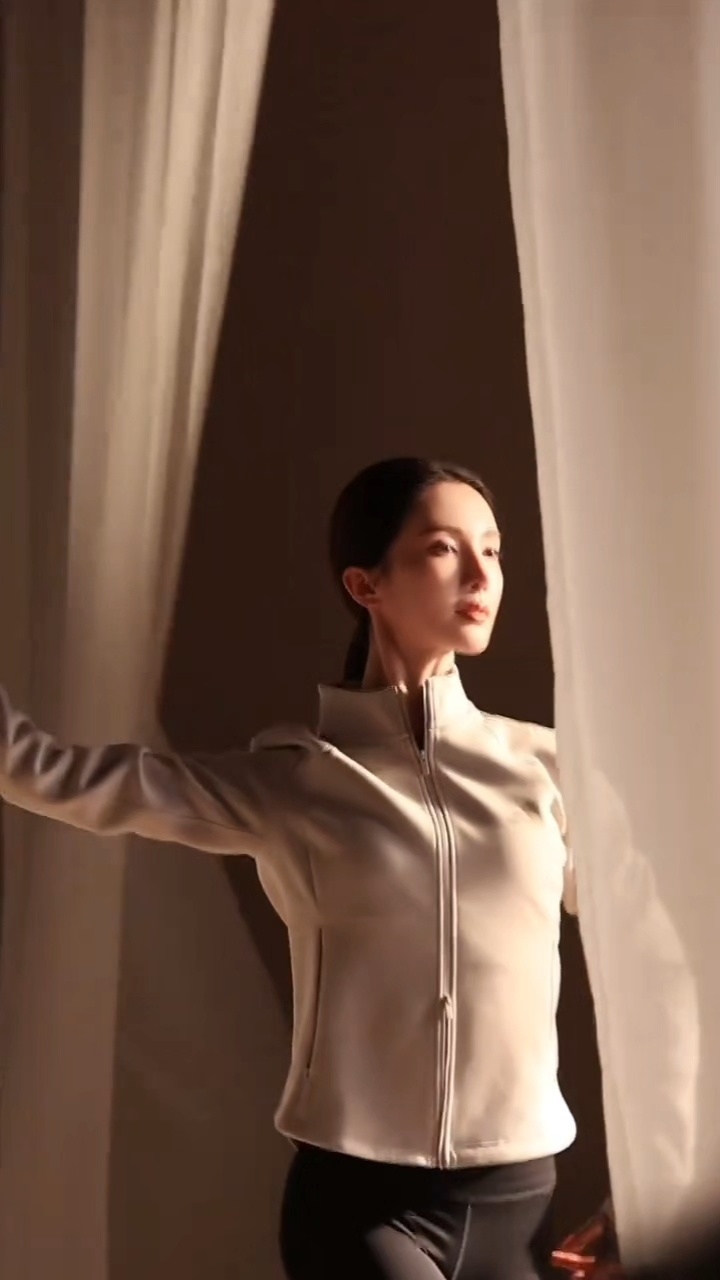 金晨[超话] 看金晨就懂“舞者本色”！身形挺拔自带舒展感，哪怕随意伸展都透着专业