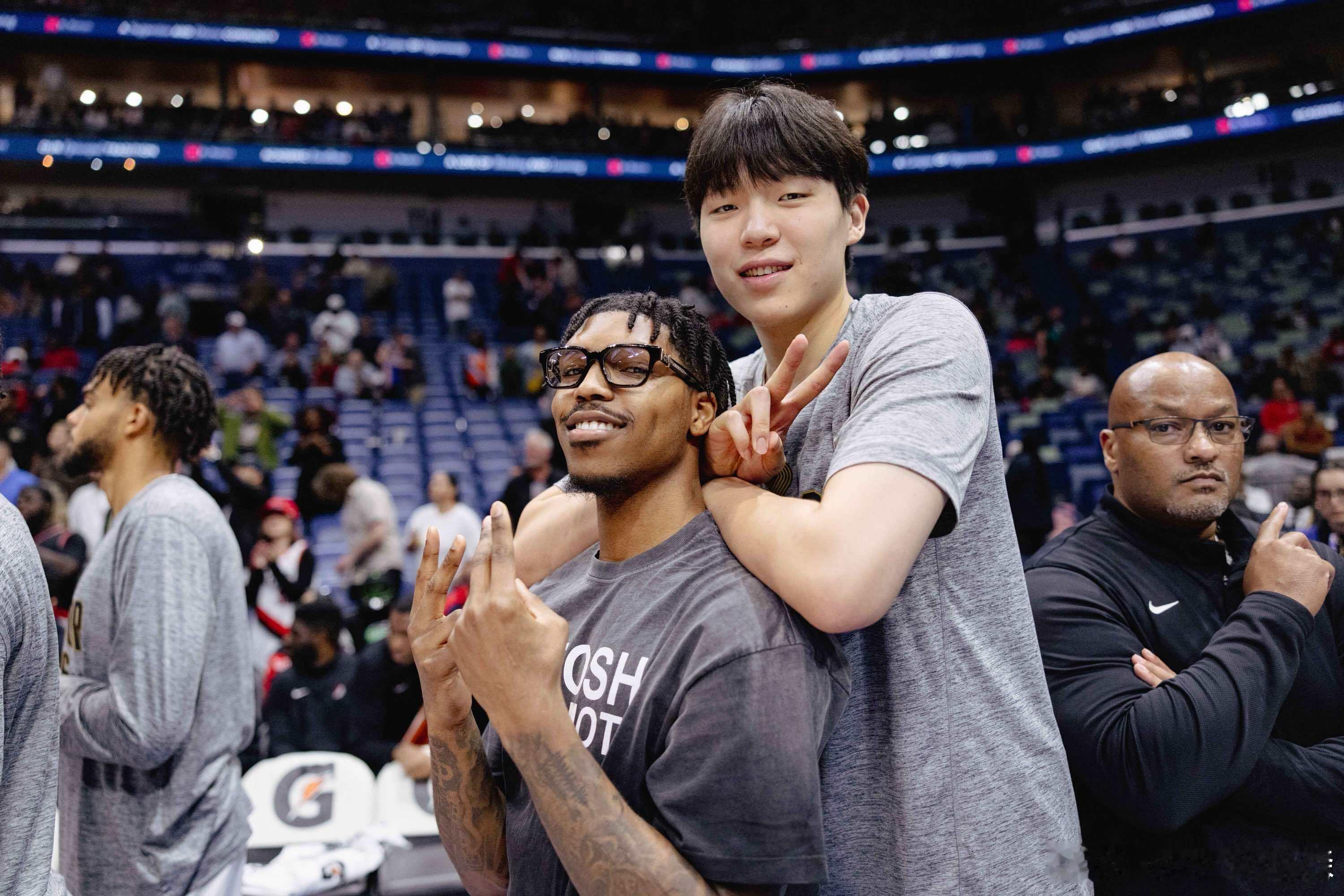 比个耶开拓者赢啦