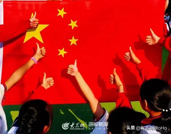 上联：苍茫大地五星耀，
下联：浩瀚长天四海平。
横批：红旗飘飘[给力][福]
