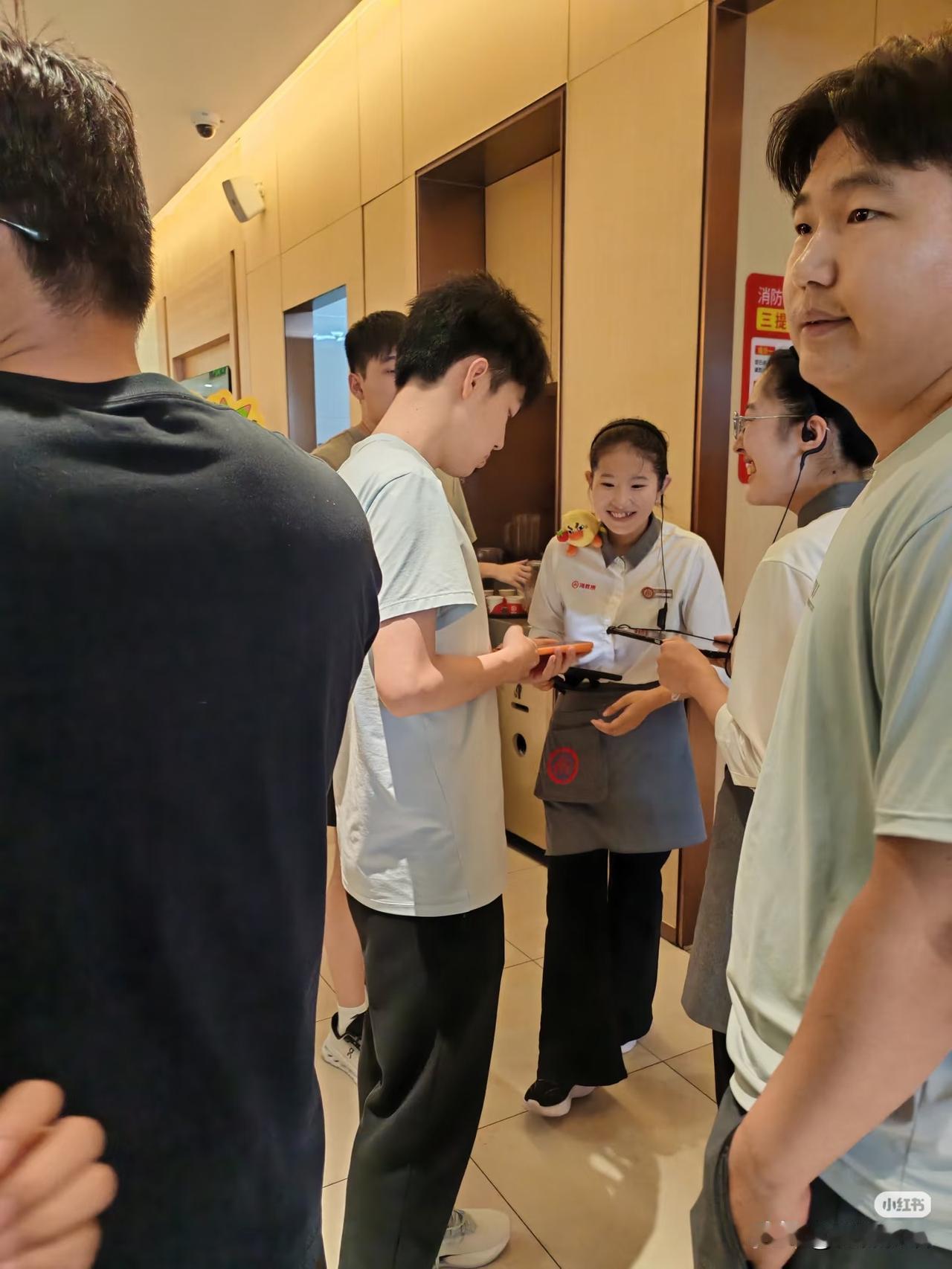 北京一点心动第一次参加乒超就打进总决赛了，昨晚打完比赛他们去吃海底捞，结果没有排