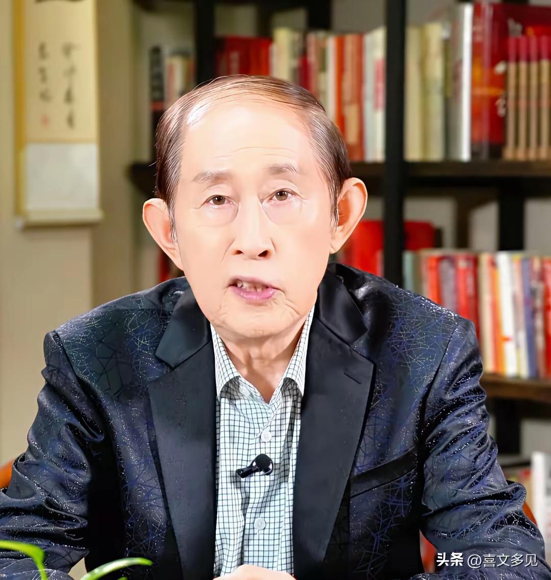 不敢相信，王立群老爷子都81岁高龄了……垂垂老矣，面色塌陷，牙也少了两颗，说话都