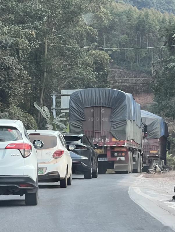 在单行道上，两台大车如果贴紧行驶，对整个道路将会产生较大的麻烦；因为这种路况下，