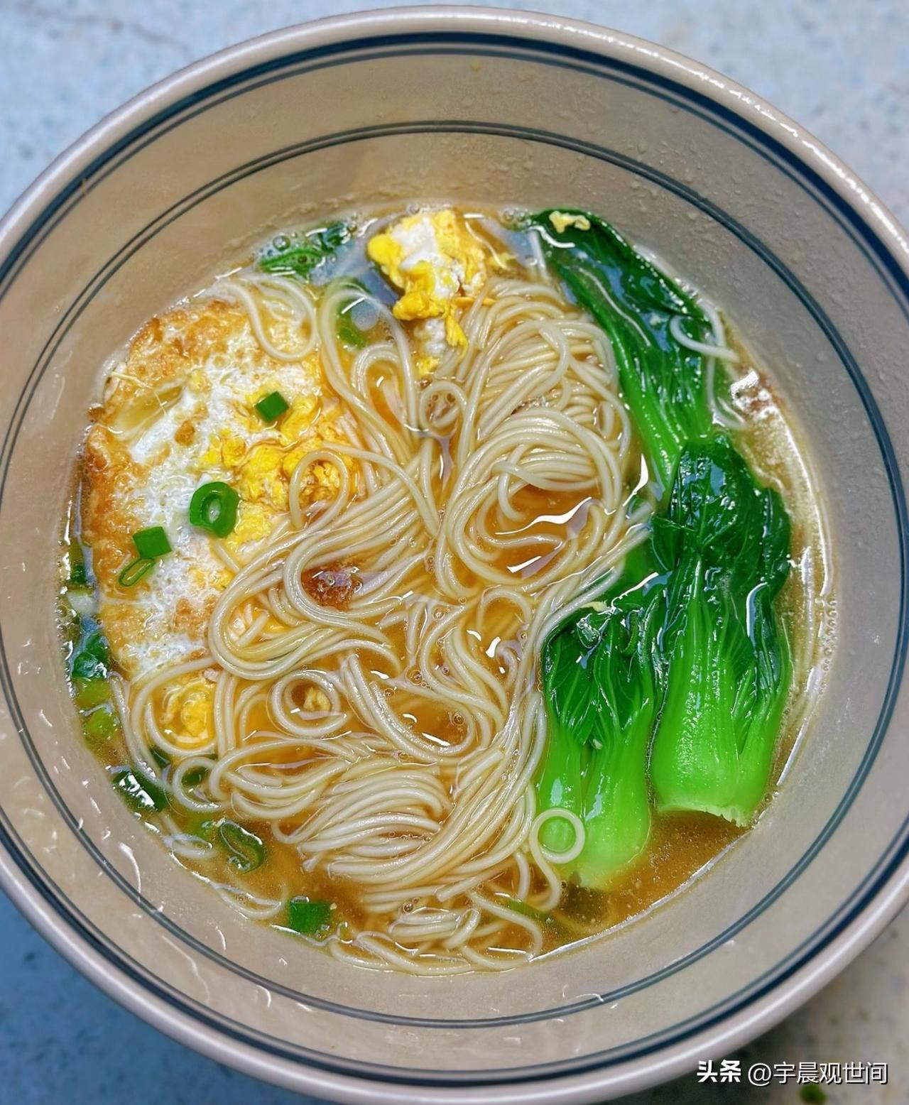 我晚上下班回到家，劳累了一天，
老婆就为我煮好了一碗青菜鸡蛋面，
我倍感欣慰，心