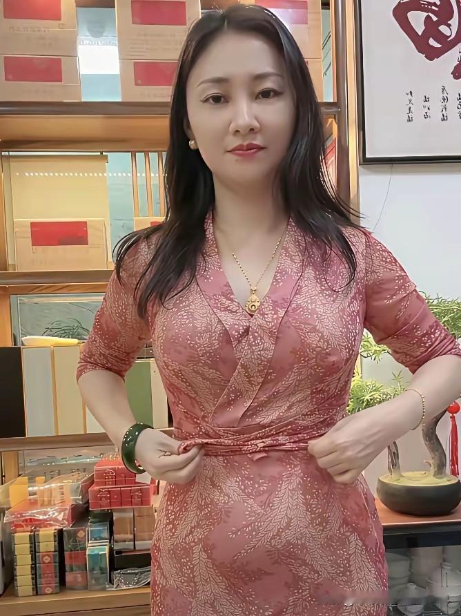 优雅气质穿搭指南，粉色蕾丝连衣裙，大方得体，尽显女性魅力！