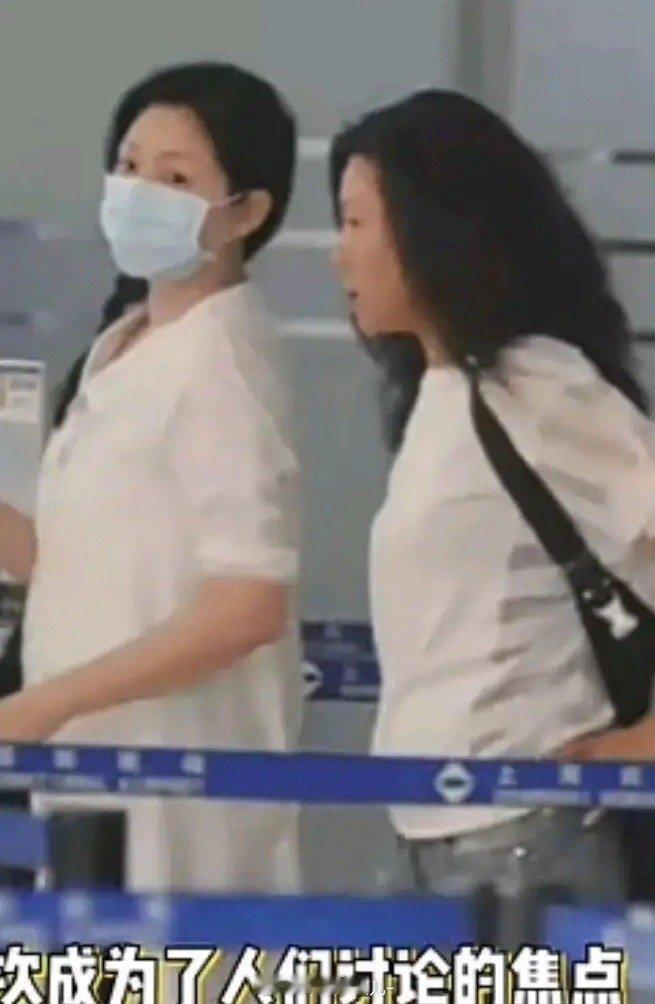 网传大S近日亮相上海虹桥机场，白色衬衫和橘色平底鞋，小S前一阵就去了香港商演。 