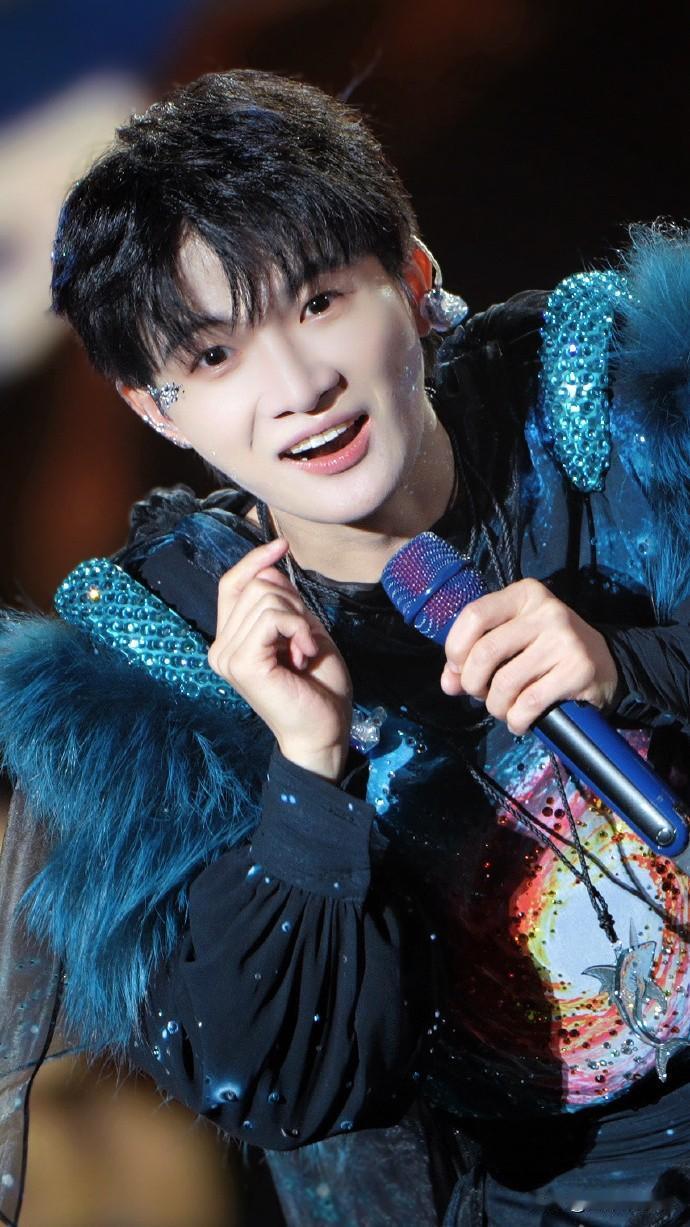 周深为何能在多个跨年晚会献唱周深的嗓音是在娱乐圈所有的男歌手中最具有特色的！现场