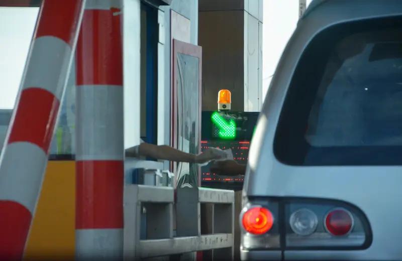 高速人工收费通道是否会全面取消，目前来看不太可能。虽说全国大力推广 ETC 自动