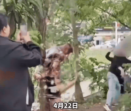 “太恶俗了！”四川，一男子大喜之日，他的朋友竟然脱掉了他的上衣和裤子只留了一件短