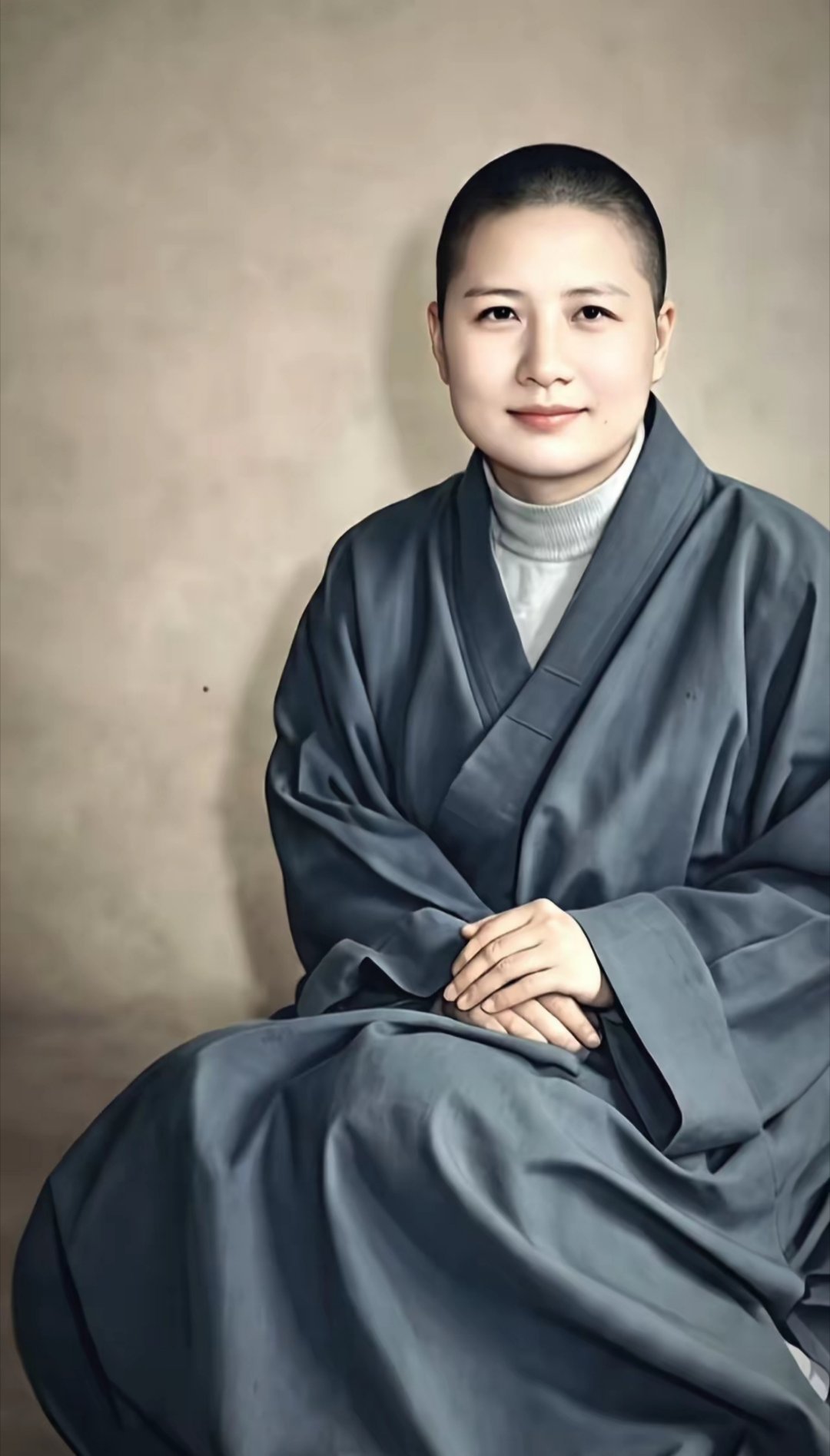 曾经的李娜，现在的昌圣法师。 