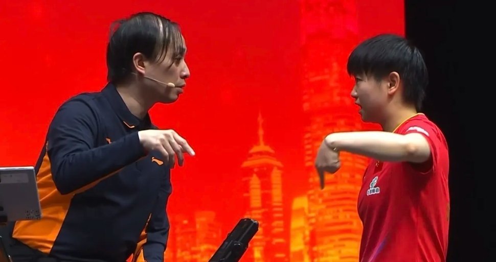 你发现没？都知道孙颖莎是在 WTT 香港总决赛女单半决赛因伤退赛了，有谁注意到孙