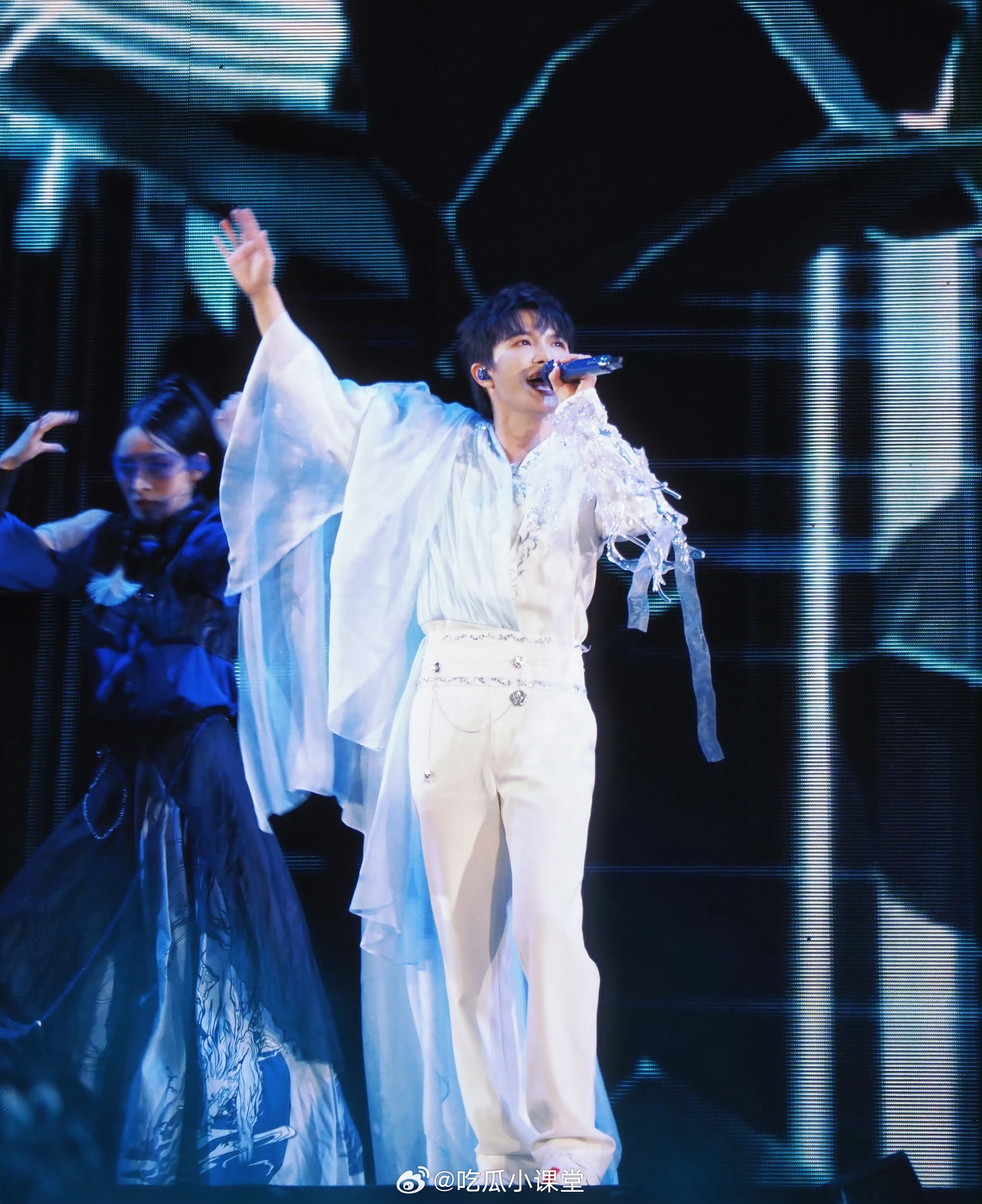 周深演唱借过一下周深的歌一开口就让人陶醉，听周深唱歌真的是一种享受。周深的歌充满