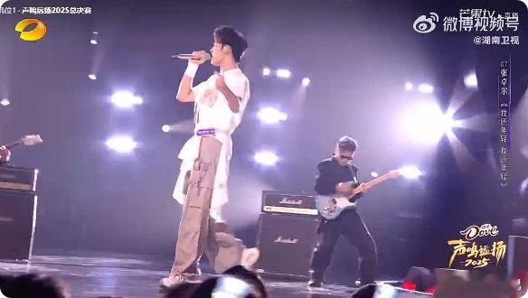 张卓尔嘶吼版我还年轻张卓尔的舞台表现力绝了！嘶吼版《我还年轻》每个音符都充满力量