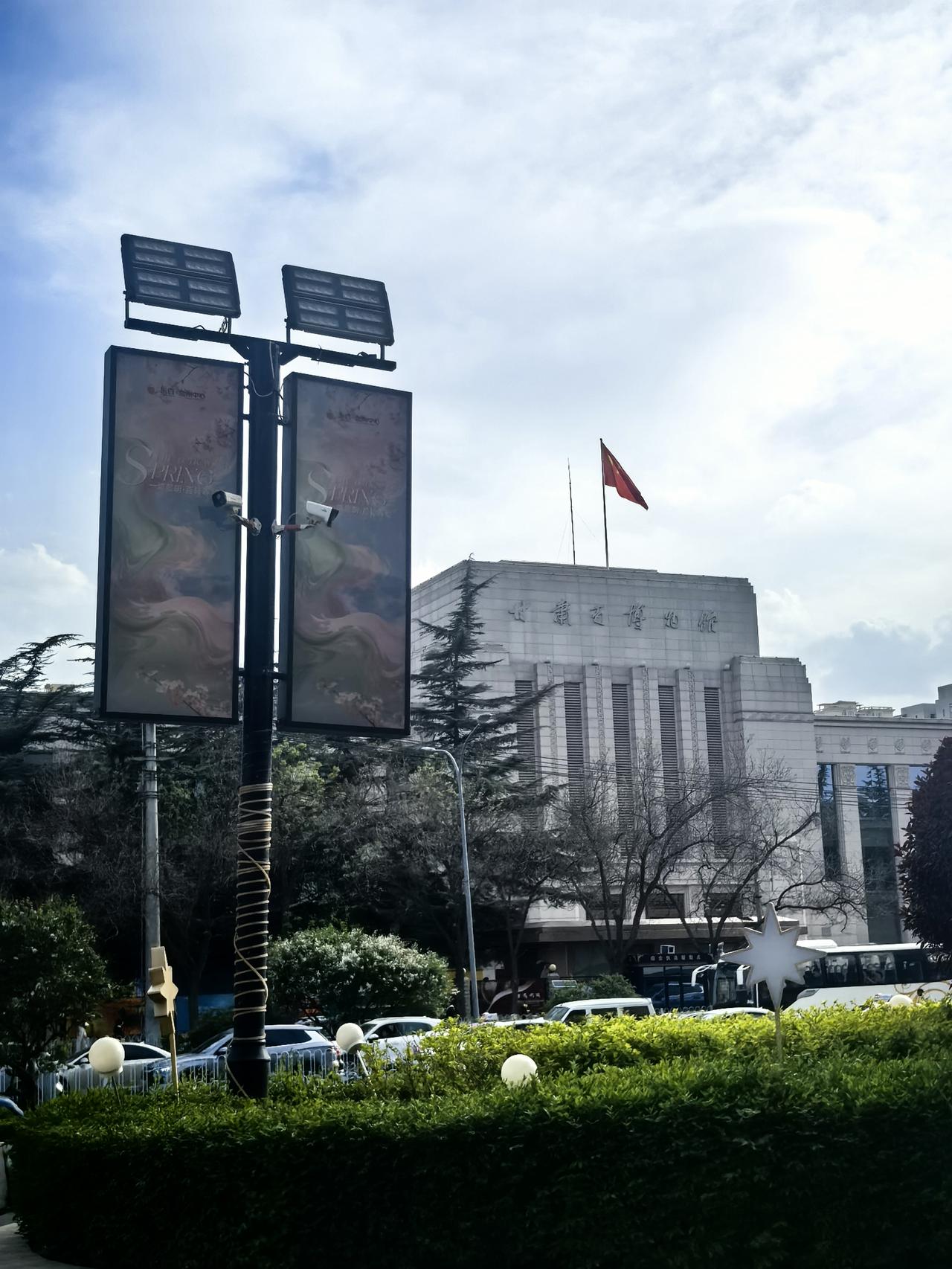 今天开始，要连续出差八天，转战四个城市。
第一站，兰州。先吃一顿有兰州特色的烤鱼