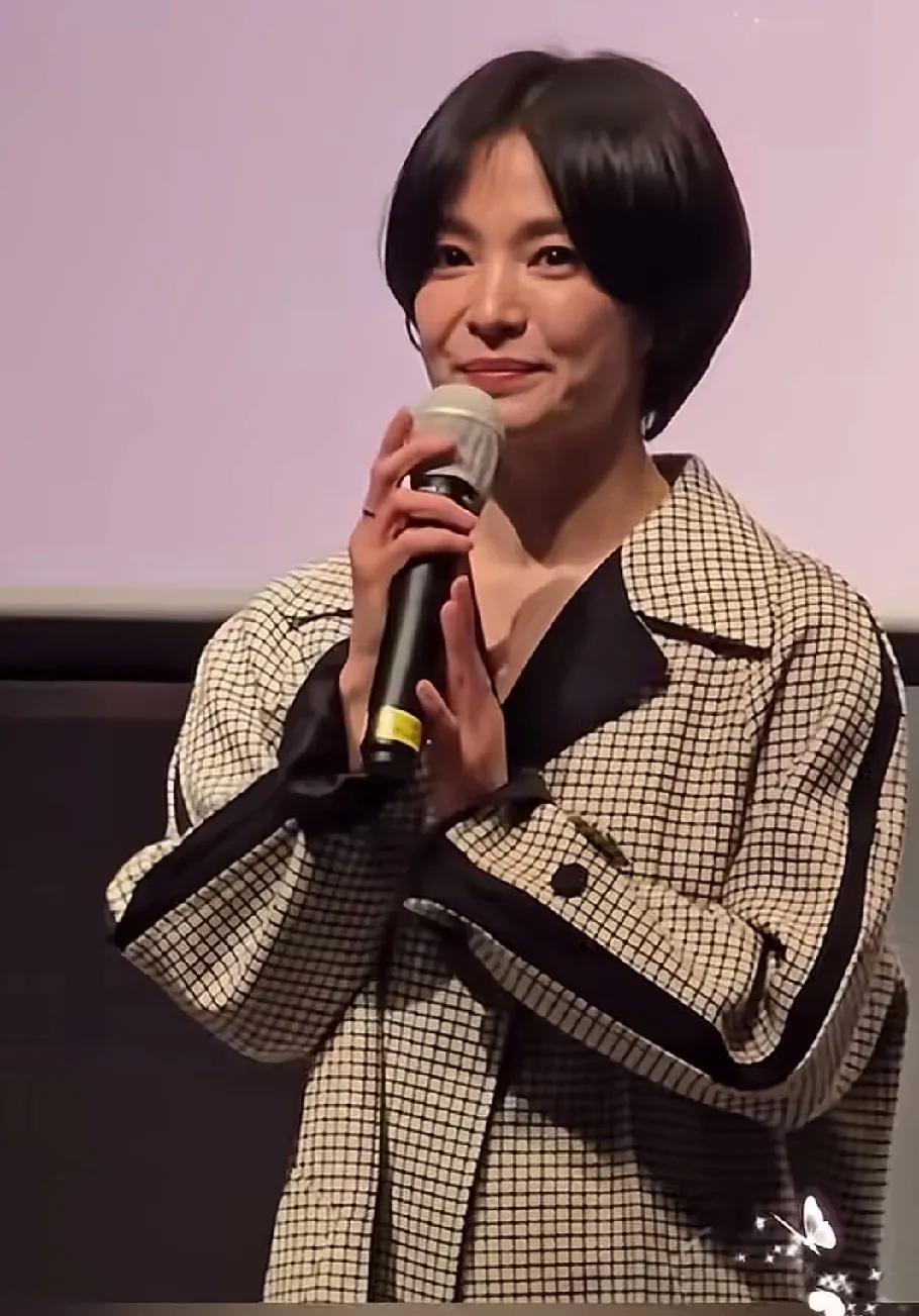 她的变化太大了，现在满是沧桑感，她年纪也没多大，老得都差点认不出来了。

以前长