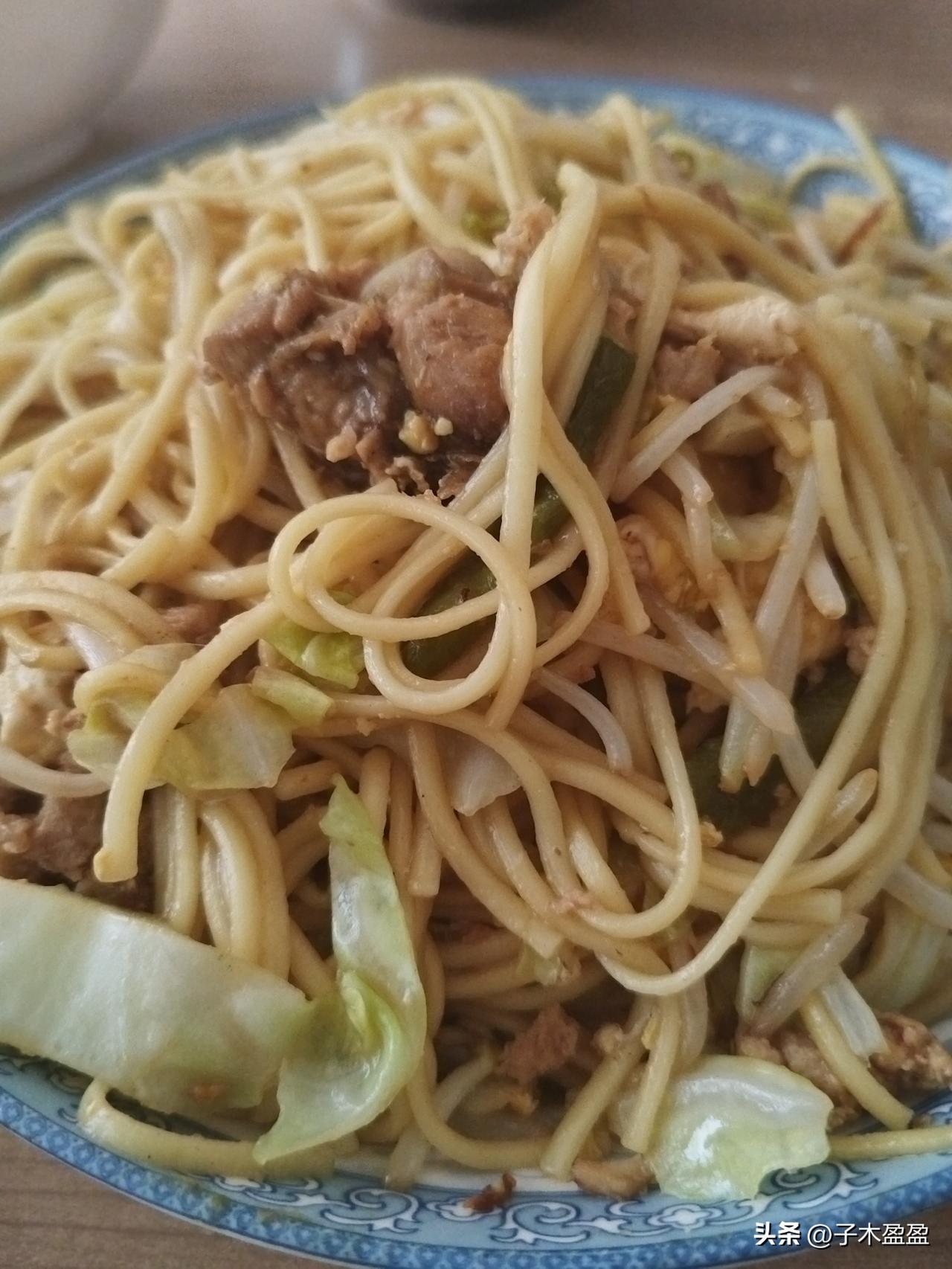 这一份蔬菜炒面，香喷喷，不油腻，特别好吃。

老公吃了一口，就放下筷子，“你这可