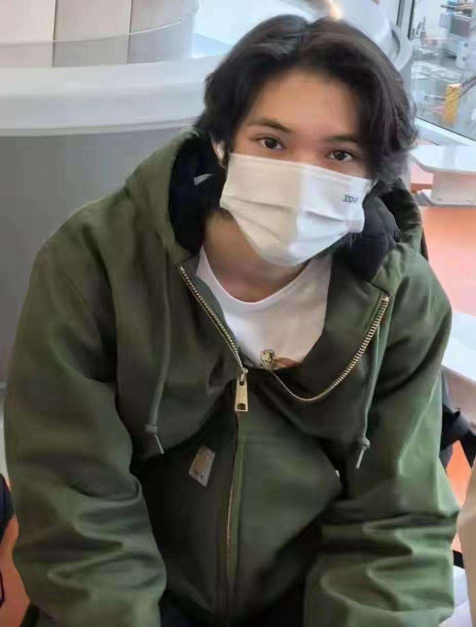 张智霖的儿子（魔童）张慕童长大了，小伙子每一次出门几乎都是口罩遮面，正脸一直没有
