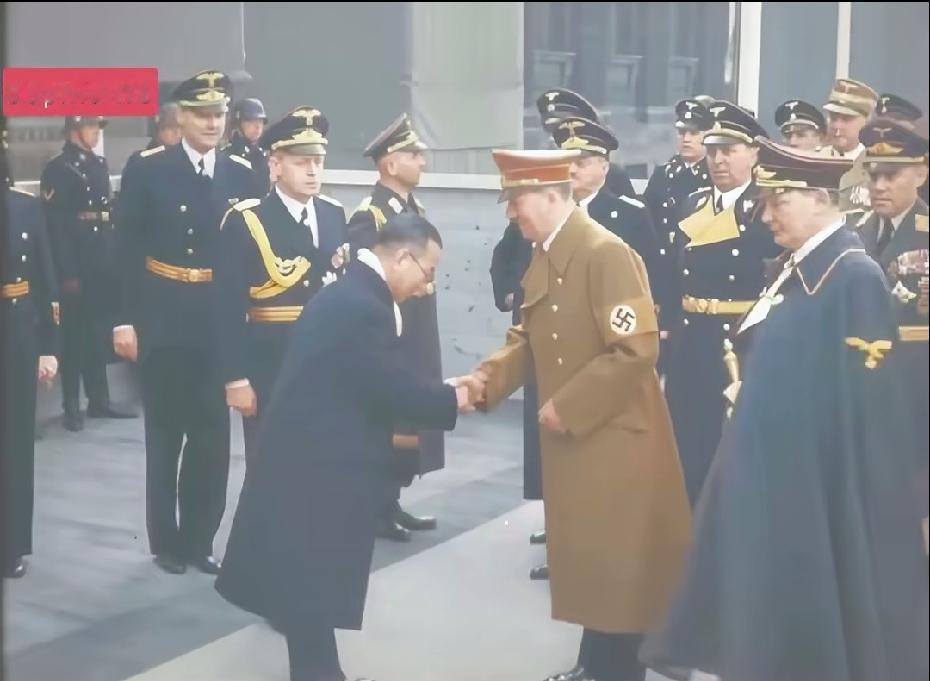 二战时期，两个法西斯国家，小胡子与倭寇代表握手。