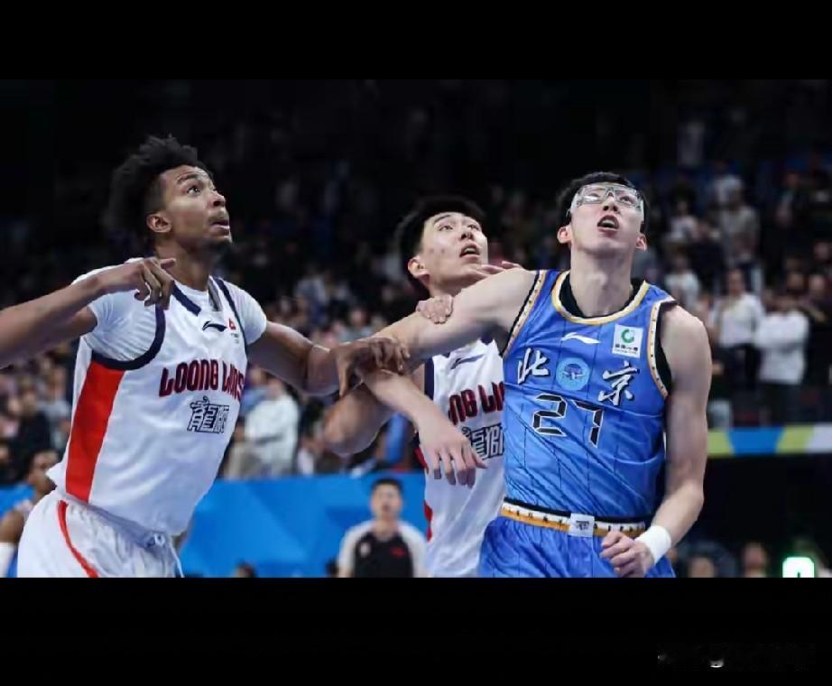 无解内线！首钢六连胜稳居第一，满血周琦该不该重返男篮？
 
CBA常规赛第六轮角