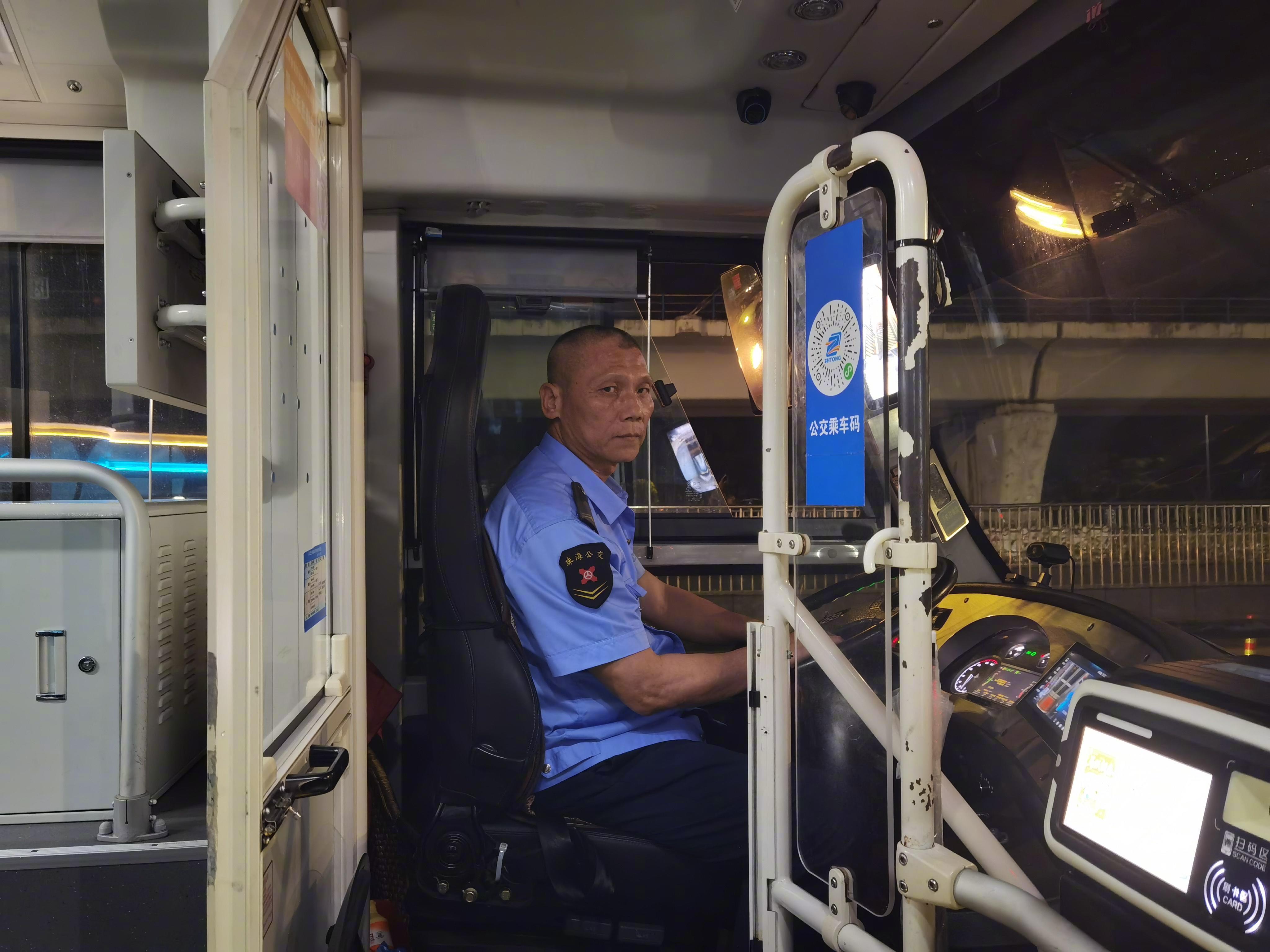 #老人晕倒公交司机心肺复苏6分钟#【对话为老人实施心肺复苏的广东公交司机：保护乘