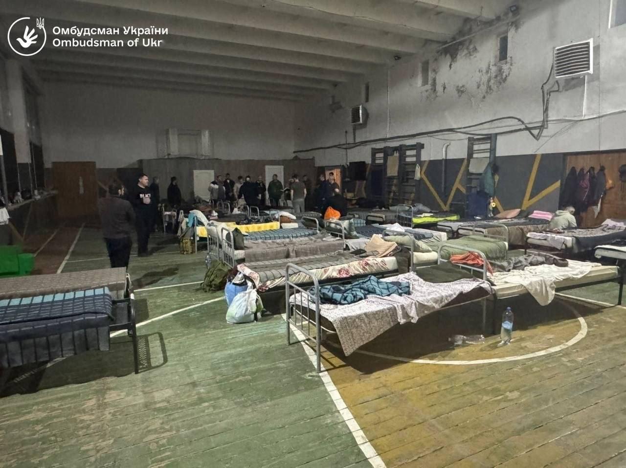 被征兵官从街头强征入伍的男子会遭遇什么？乌日霍罗德地区征兵中心就是一个例证。据监