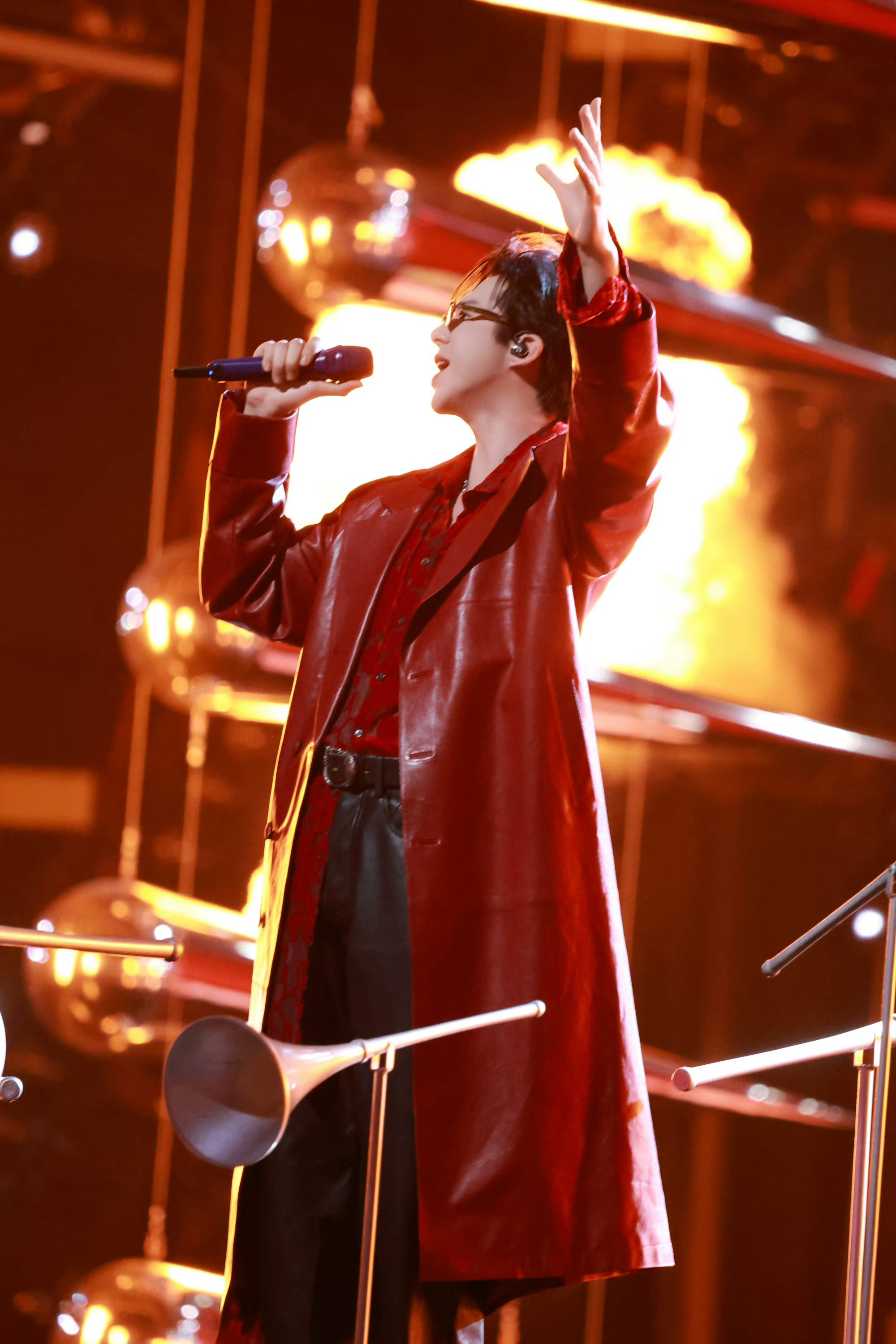 红色就应该搭配刘宇宁！尖叫男神刘宇宁！