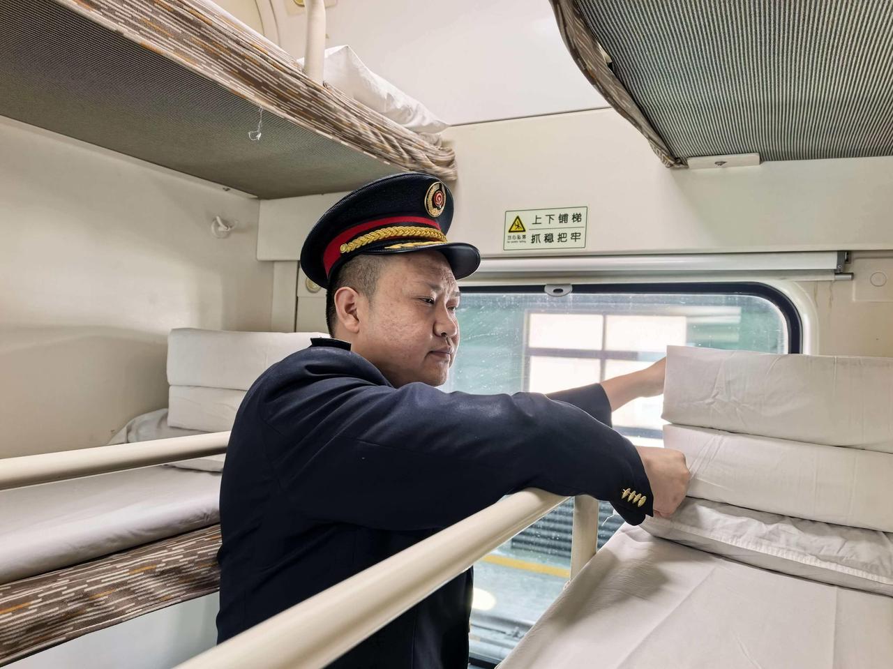 从法律、常理和道德上讲，列车员帮助乘客整理床铺、换洗脏的卧具和打扫卫生是应该做的