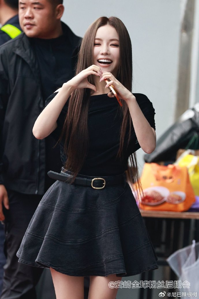 安崎浪姐上班路透安崎上班路透都这么有氛围感，站姿和笑容都很自然，完全是松弛又好看