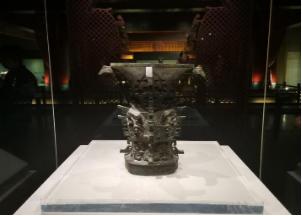 1975年，一顶铜尊即将被送往日本展览。出发前，专家马承源突然被它奇特的造型所吸