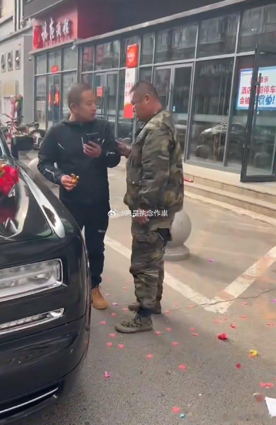 男子讨喜钱掰断劳斯莱斯小金人 ​ ​​​