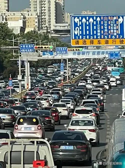 高速服务区全是泡面人国庆假期拉动了月饼消费，拉动了石油消费，还拉动了泡面消费。