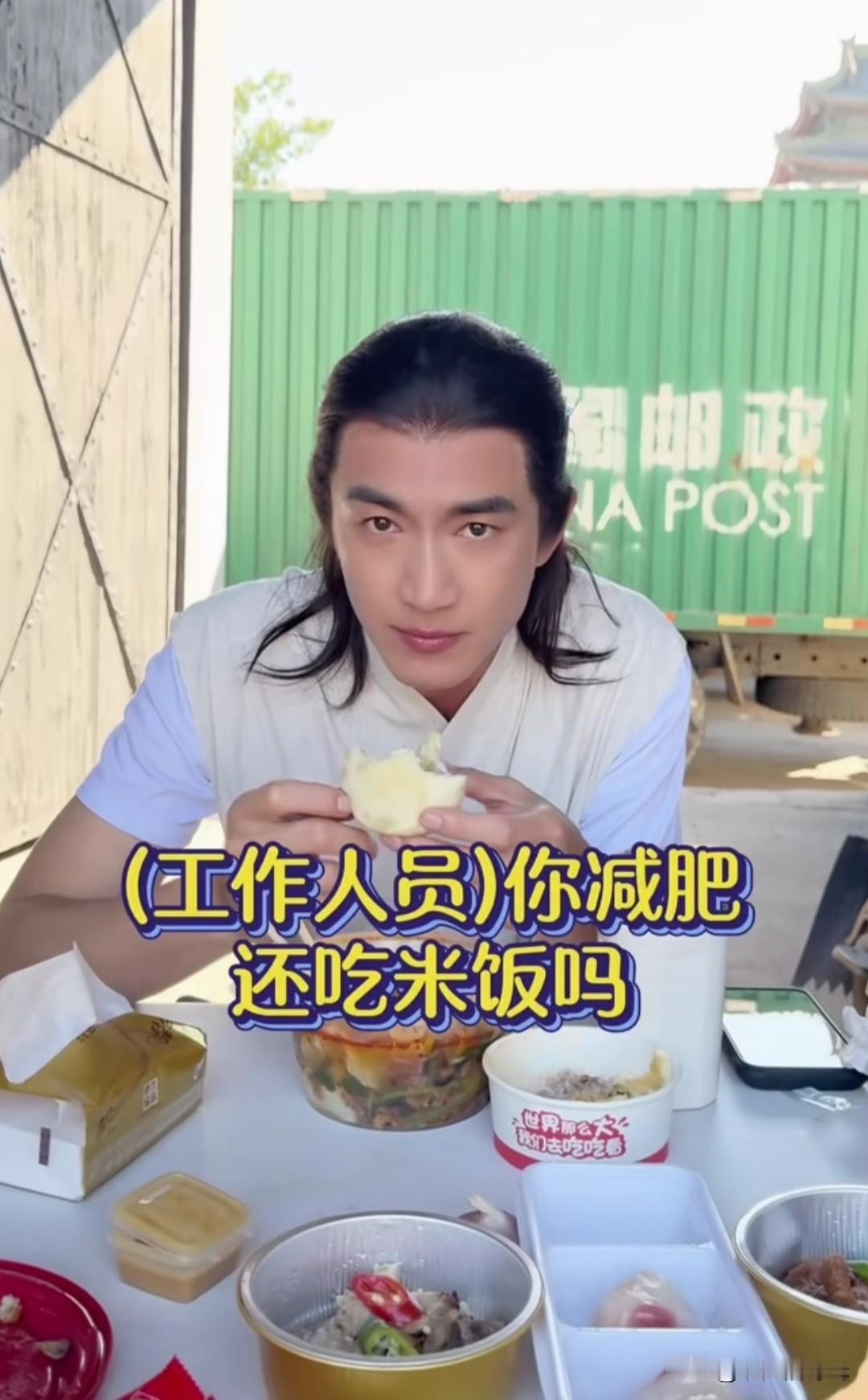 如果蒋欣看到林更新这减肥餐，不知是何种心情。

瞧瞧林更新这一桌子饭，碗呀碟呀摆