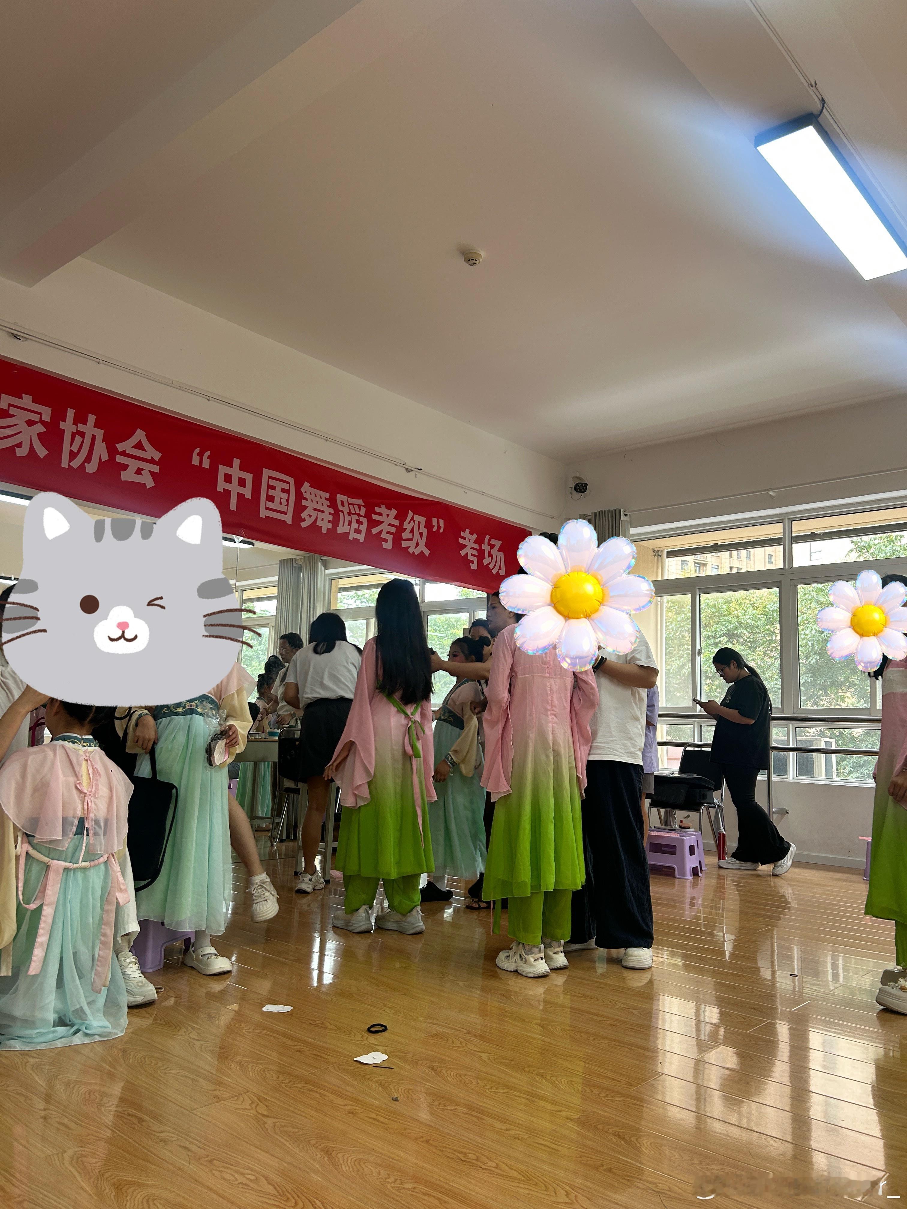等待化妆。下午参加表演比赛