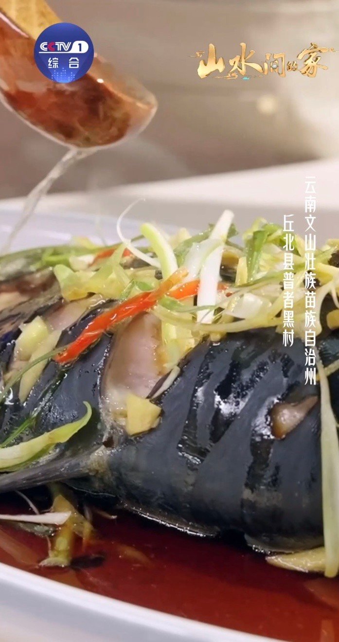 有一种美叫丰收中国 菜园里的辣椒红成串，妈妈摘了一筐腌辣酱。切辣椒时呛得直揉眼，