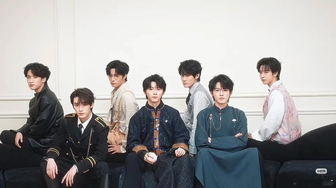 时代少年团发财摇好洗脑 时代少年团化身行走招财猫！发财摇动作整齐又魔性，耍酷、扯