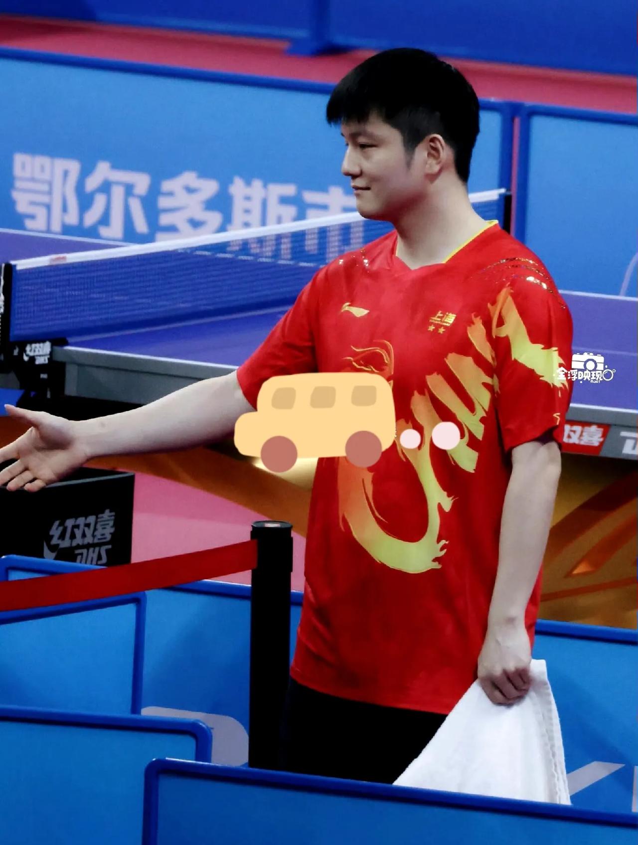 樊振东打卡全锦赛“工作帅照”
就职上海队参加比赛！

请欣赏帅呆了的照片。

他